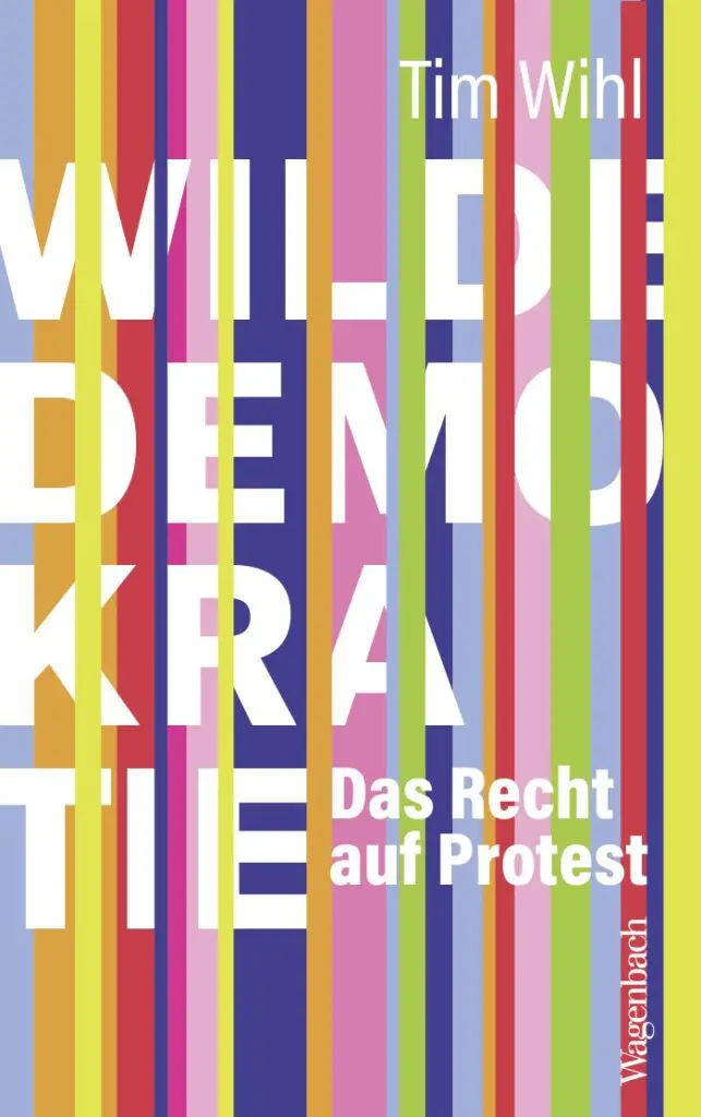 Buchdeckel mit bunten vertikalen Streifen auf weißem Grund, die den Titel "WILDE DEMOKRATIE" in großer Schrift teilweise verdecken. Kleinerer Text lautet "Das Recht auf Protest" und "Tim Wihl". Das Logo des Verlags Wagenbach befindet sich unten rechts.