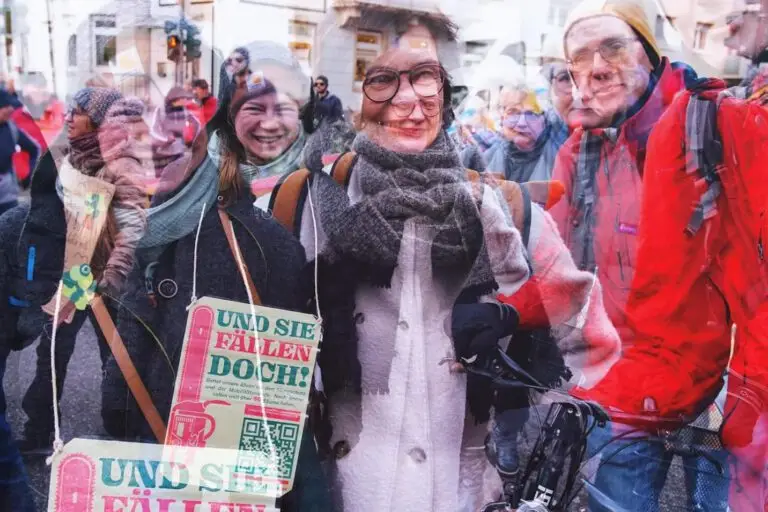 Mehr über den Artikel erfahren Eilantrag gegen das (teilweise) Verbot des Straßen-Baum-Fest