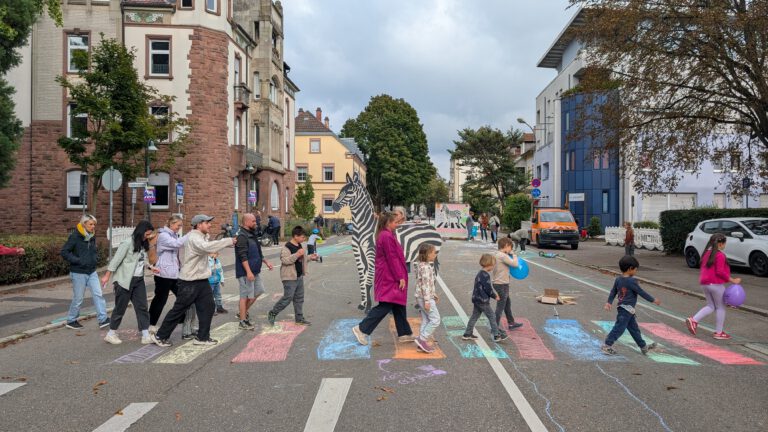 Mehr über den Artikel erfahren Die Straße gehört uns – Zebrastreichen mit der Kita Schneckenhaus