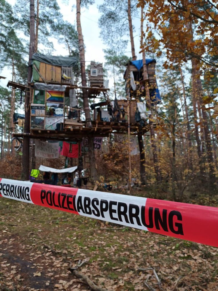 Mehr über den Artikel erfahren Proteste in Grünheide: Warum der Widerstand gegen Tesla wichtig ist