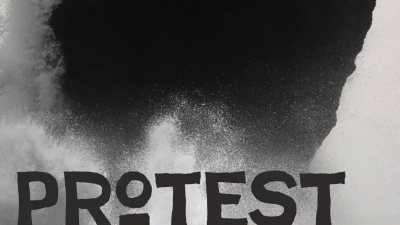 Silhouetten von Menschen stehen auf Felsen mit großen, krachenden Wellen und einem riesigen Felsen, der sich hinter ihnen abzeichnet. Der fettgedruckte deutsche Text lautet: PROTEST MUSS STÖREN! (Protest muss stören!).