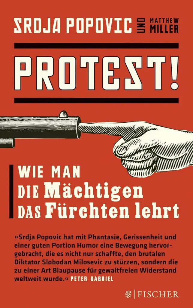 Buchumschlag von Protest! von Srdja Popovic und Matthew Miller. Eine illustrierte Hand zeigt auf einen Revolver, der auf die Hand zurück gerichtet ist. Im Text geht es darum, den Mächtigen das Fürchten zu lehren, wenn sie protestieren.