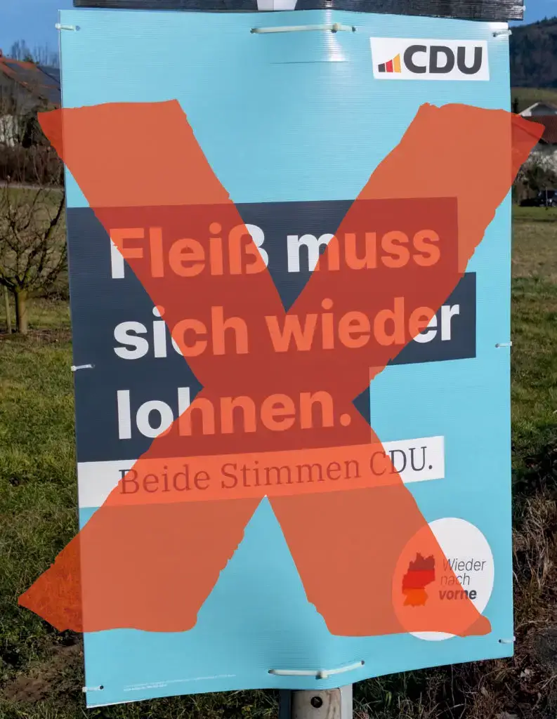 Ein CDU-Wahlplakat mit dem Slogan Fleiß muss sich wieder lohnen. Beide Stimmen CDU. wird durch ein großes rotes X verunstaltet, das darüber gemalt wird. Das Plakat ist an einem Mast im Freien angebracht.