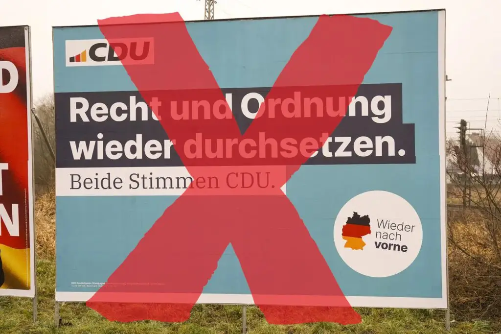 Auf einem CDU-Wahlplakat steht Recht und Ordnung wieder durchsetzen. Beide Stimmen CDU. mit einem großen roten X darüber gemalt. In der Ecke befindet sich eine kleine Deutschlandkarte und der Slogan Wieder nach vorne.