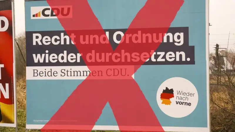 Auf einem CDU-Wahlplakat steht Recht und Ordnung wieder durchsetzen. Beide Stimmen CDU. mit einem großen roten X darüber gemalt. In der Ecke befindet sich eine kleine Deutschlandkarte und der Slogan Wieder nach vorne.