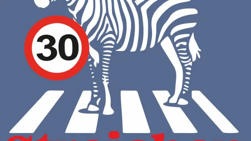 Plakat mit einem Zebra, das auf einem Zebrastreifen steht, einem Tempo-30-Schild und einem deutschen Text, der für eine Konferenz über die Gestaltung des Stadtumbaus wirbt, die am 1. April um 17:30 Uhr in der Ortenberger Straße bei Edeka stattfindet.