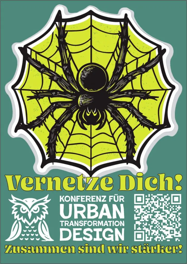 Ein grafisches Poster mit einer großen schwarzen Spinne auf einem gelben Netz, einem Eulensymbol und einem QR-Code. Der deutsche Text lautet: Vernetze Dich! Konferenz für Urban Transformation Design. Zusammen sind wir stärker!.