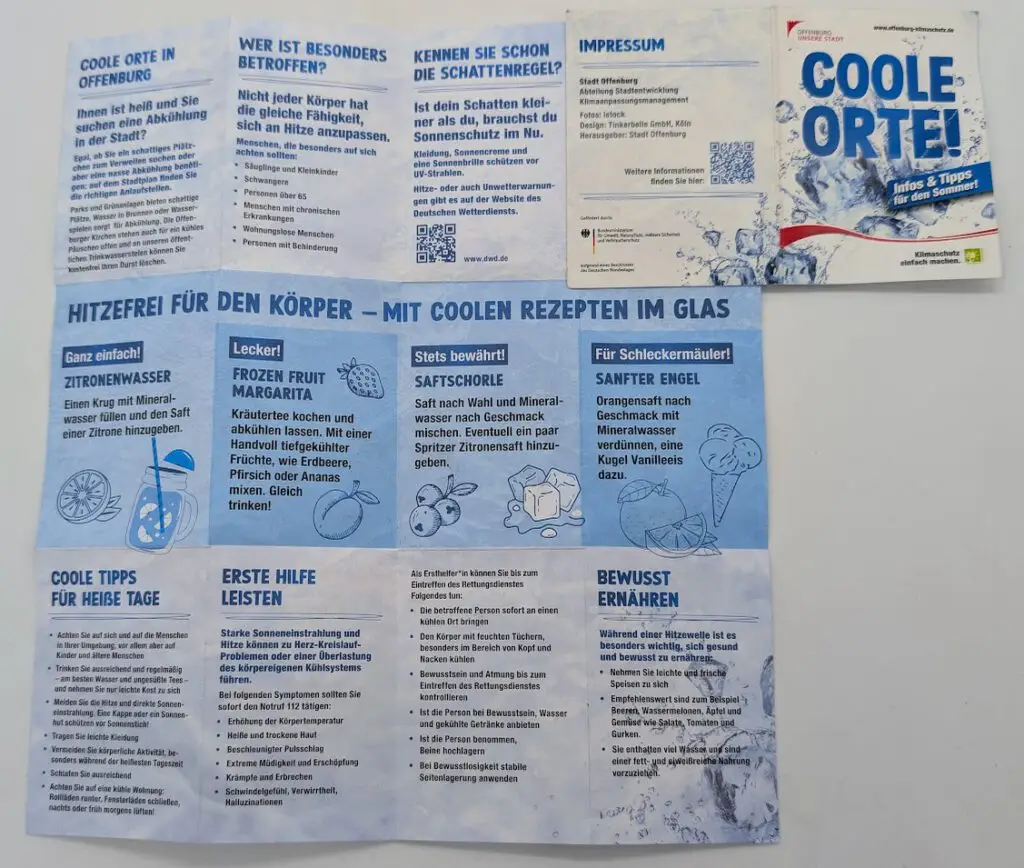 Ein gefaltetes Papier mit Text und Bildern.