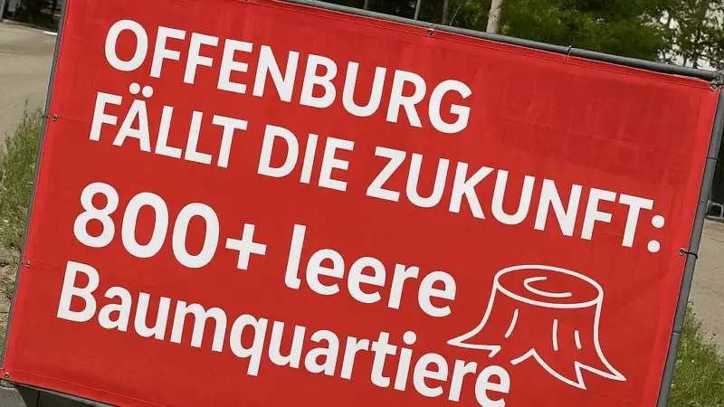 Ein großes rotes Schild auf einem Bürgersteig zeigt: OFFENBURG FÄLLT DIE ZUKUNFT: 800+ leere Baumquartiere mit einer weißen Baumstumpfzeichnung, die die Besorgnis über den Baumverlust in Offenburg hervorhebt. Im Hintergrund sind Bäume und Straßen zu sehen.