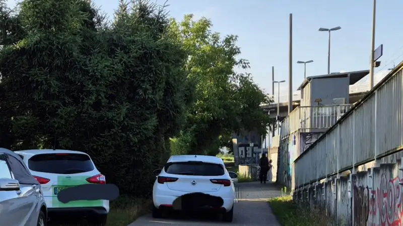 auto parkt Geh- und Radweg zu