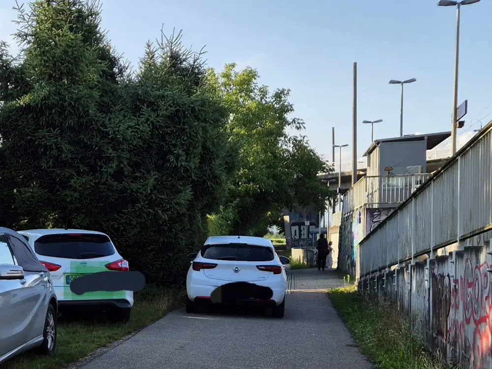 auto parkt Geh- und Radweg zu
