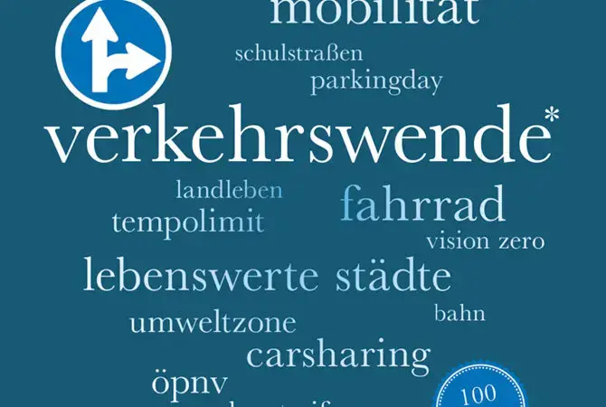 Ein blauer Buchdeckel mit deutschen Wörtern wie verkehrswende, fahrrad und lebenswerte städte in einer Wortwolke, ein weißes rundes Verkehrsschild mit Pfeilen und der Name der Autorin Kerstin Finkelstein oben.