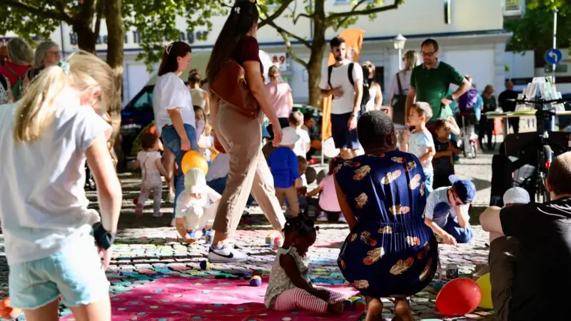 Menschen zeigen beim ParkingDay, dass die Stadt auch anders genutzt werden kann