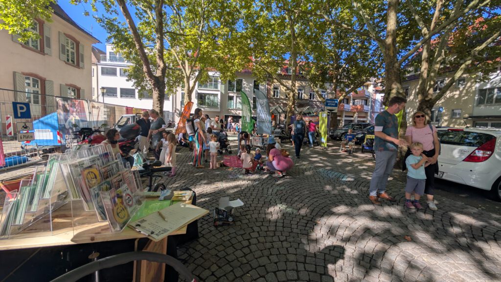 Menschen beim ParkingDay in Offenburg