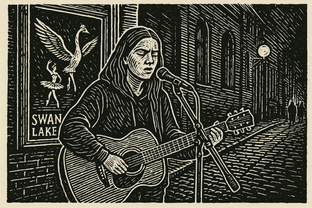 Eine Schwarz-Weiß-Illustration eines Straßenmusikers, der eine akustische Gitarre spielt und in ein Mikrofon singt, mit einem Schwanensee-Ballettplakat und einer Kopfsteinpflasterstraße im Hintergrund.