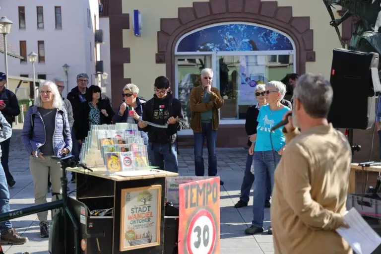 Mehr über den Artikel erfahren Stadt Wandel Oktober -Versammlung auf dem Lindenplatz