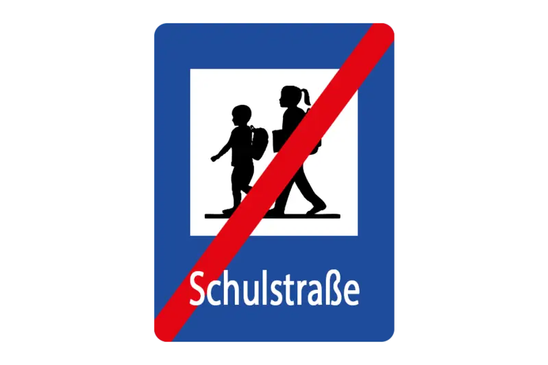 Ein blaues Schild mit den Silhouetten eines Jungen und eines Mädchens, die zu Fuß unterwegs sind, einer roten diagonalen Linie, die sie kreuzt, und dem Wort Schulstraße darunter, das das Ende einer Schulzone in Deutschland anzeigt.