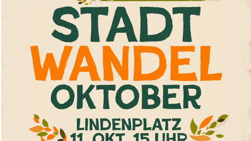 Plakat für die Stadt Wandel Oktober Veranstaltung am 11. Oktober um 15 Uhr, Lindenplatz. Zeigt einen großen Baum, erhobene Hände und Details zur Veranstaltung über den städtischen Wandel, mit Schwerpunkt auf Nachhaltigkeit und Bürgerbeteiligung.