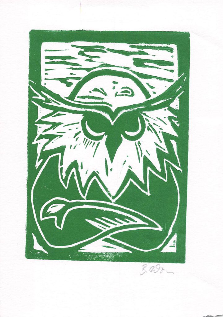 Ein grüner und weißer stilisierter Linolschnittdruck einer Eule mit kräftigen, scharfen Linien und großen Augen, die mit gekreuzten Flügeln sitzt. Der Hintergrund ist einfach mit einigen horizontalen Linien, die Himmel oder Holzmaserung andeuten.