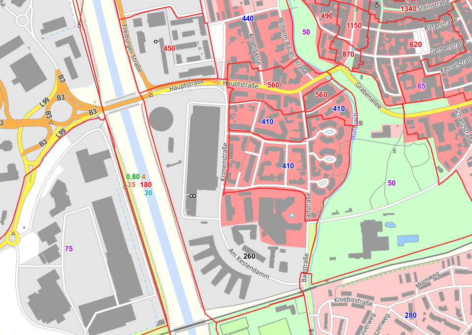 Ein detaillierter Stadtplan mit Straßen, Gebäuden, Grünflächen und einem Kanal. Gebäude sind grau und rot markiert; Straßen und Wege sind gelb und rot mit nummerierten Bezeichnungen hervorgehoben. Grünflächen und Wasserwege sind ebenfalls sichtbar.