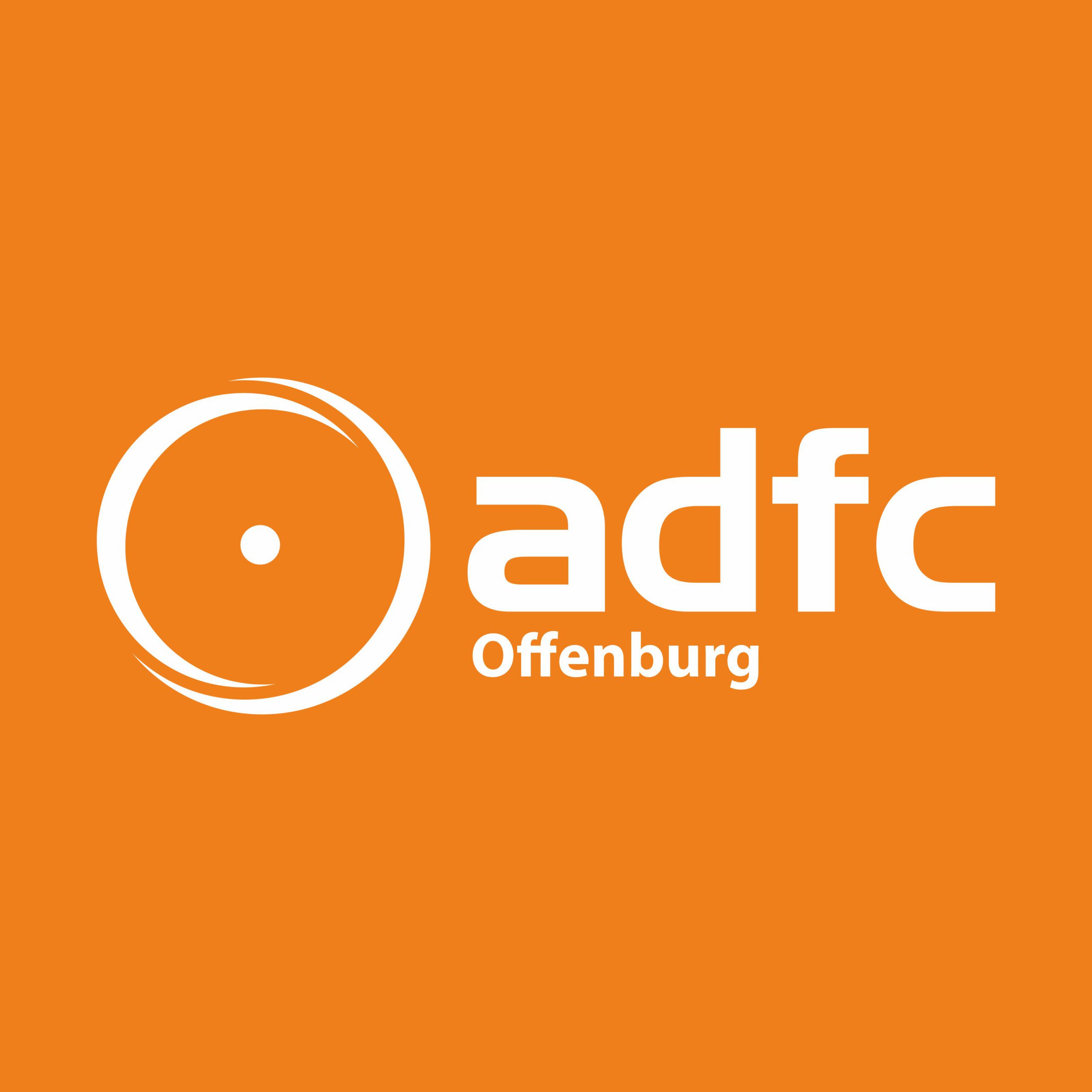Weißes Logo des adfc Offenburg auf orangem Hintergrund. Das a in adfc ist als Fahrradrad stilisiert, mit einem Punkt in der Mitte und kreisförmigen Linien drum herum.