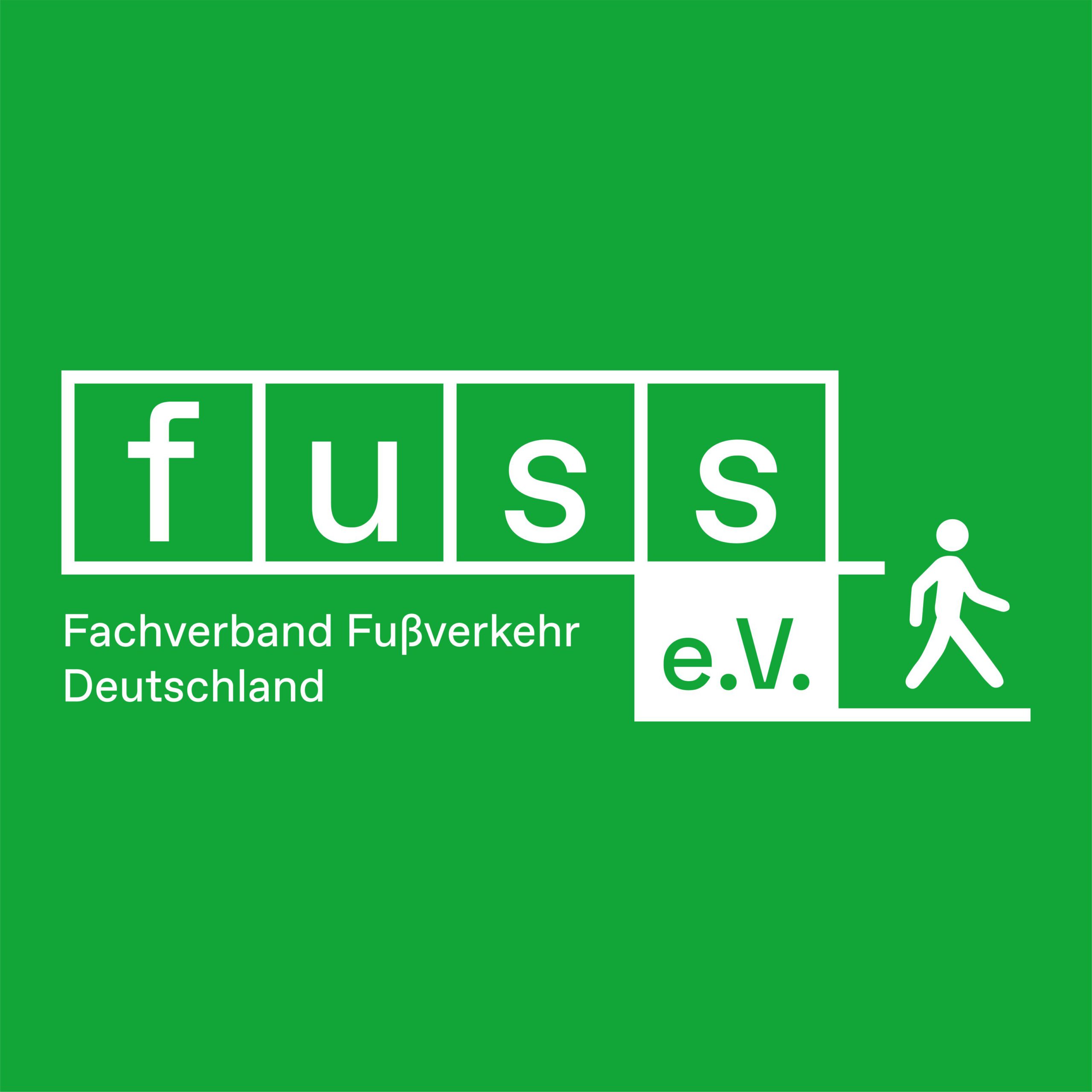 Logo für FUSS e.V. Fachverband Fußverkehr Deutschland auf grünem Hintergrund, mit weißem Text und Grafiken, darunter Trittplatten und ein Symbol für eine gehende Person.
