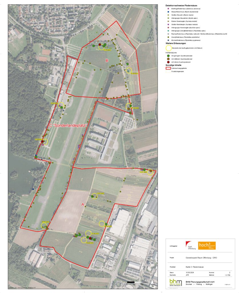 Eine detaillierte Karte zeigt einen Flugplatz mit Start- und Landebahnen, markierten Bereichen A und B, umliegenden Gebäuden, Straßen und Grünflächen. Farbige Symbole kennzeichnen Gefahrenstellen und Dokumentstandorte. Eine Legende erklärt die Symbole.