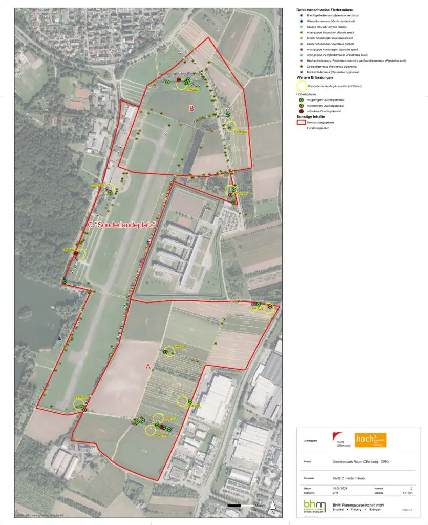 Eine detaillierte Karte zeigt einen Flugplatz mit Start- und Landebahnen, markierten Bereichen A und B, umliegenden Gebäuden, Straßen und Grünflächen. Farbige Symbole kennzeichnen Gefahrenstellen und Dokumentstandorte. Eine Legende erklärt die Symbole.
