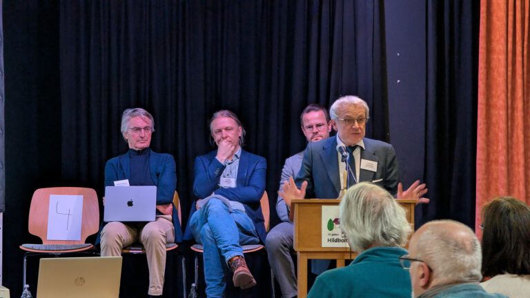 Mehr über den Artikel erfahren Ein voller Saal, viel Applaus – und ein deutliches Signal – Bürgerversammlung Flugplatz Hilboltsweier