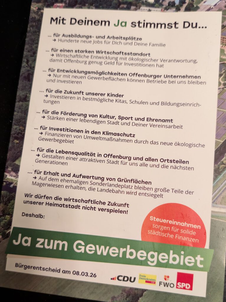 Ein deutschsprachiges Flugblatt, das für die Unterstützung eines neuen Gewerbegebiets wirbt. Es listet Vorteile wie Arbeitsplätze, Wirtschaftswachstum und Umweltmaßnahmen auf. Abgebildet sind die Logos der Parteien CDU, FWO und SPD sowie ein grünes "Ja zum Gewerbegebiet"-Banner am unteren Rand.