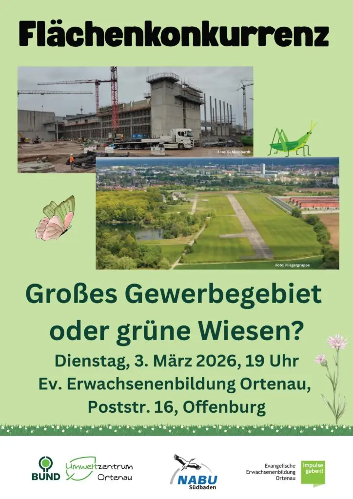Ein Plakat mit der Überschrift Flächenkonkurrenz zeigt auf der einen Seite eine Baustelle und auf der anderen eine grüne Wiese. Es wirbt für eine Diskussionsveranstaltung zum Thema Grünflächen vs. Gewerbegebiete in Offenburg. Logos und Naturmotive sind enthalten.