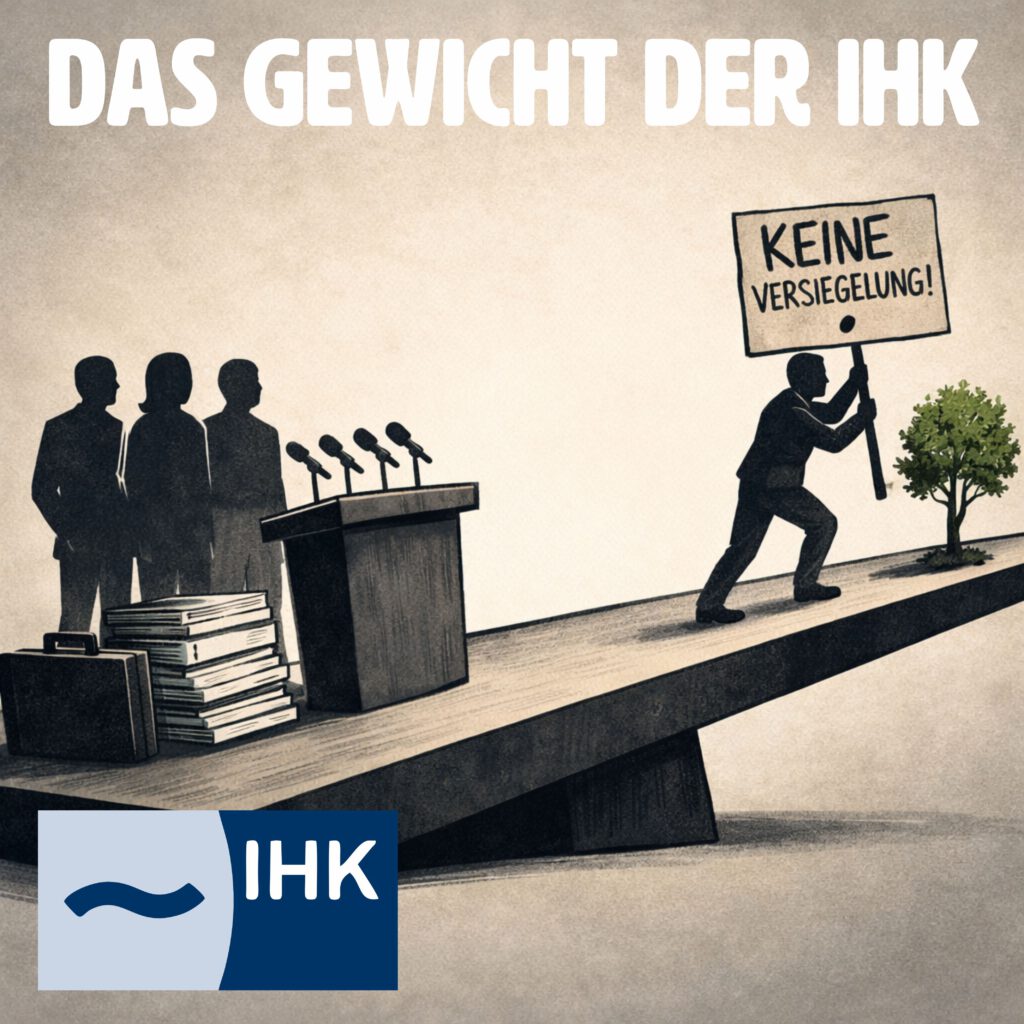 Die Illustration zeigt eine Wippe mit einem Podium, Aktenstapeln und Geschäftsleuten auf einer Seite, die einen Mann überwiegen, der ein Schild mit der Aufschrift KEINE Versiegelung! neben einem kleinen Baum hält. Der Text darüber lautet DAS GEWICHT DER IHK.