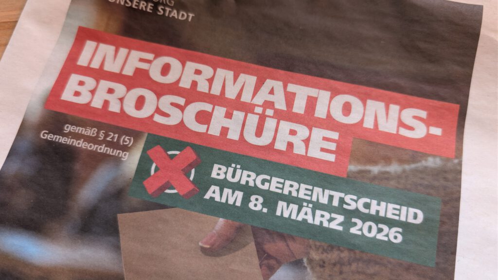 Eine Zeitungsüberschrift lautet: Informations-Broschüre über Bürgerentscheid am 8. März 2026 mit einem roten X-Symbol. Text enthält auch gemäß § 21 (5) Gemeindeordnung.