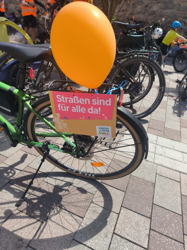 Mehr über den Artikel erfahren Kidical Mass Offenburg: Wenn Kinder die Straße zurückerobern