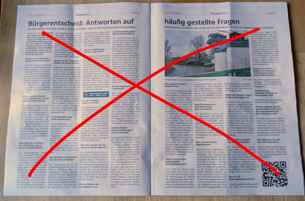 Eine deutsche Zeitung liegt aufgeschlagen auf einem Tisch und ist mit einem großen roten X markiert. Auf der rechten Seite befinden sich ein QR-Code und ein kleines Bild eines Gebäudes. Das Gesamtlayout umfasst Textspalten.