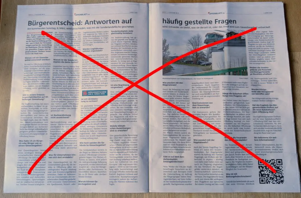 Eine deutsche Zeitung liegt aufgeschlagen auf einem Tisch und ist mit einem großen roten X markiert. Auf der rechten Seite befinden sich ein QR-Code und ein kleines Bild eines Gebäudes. Das Gesamtlayout umfasst Textspalten.