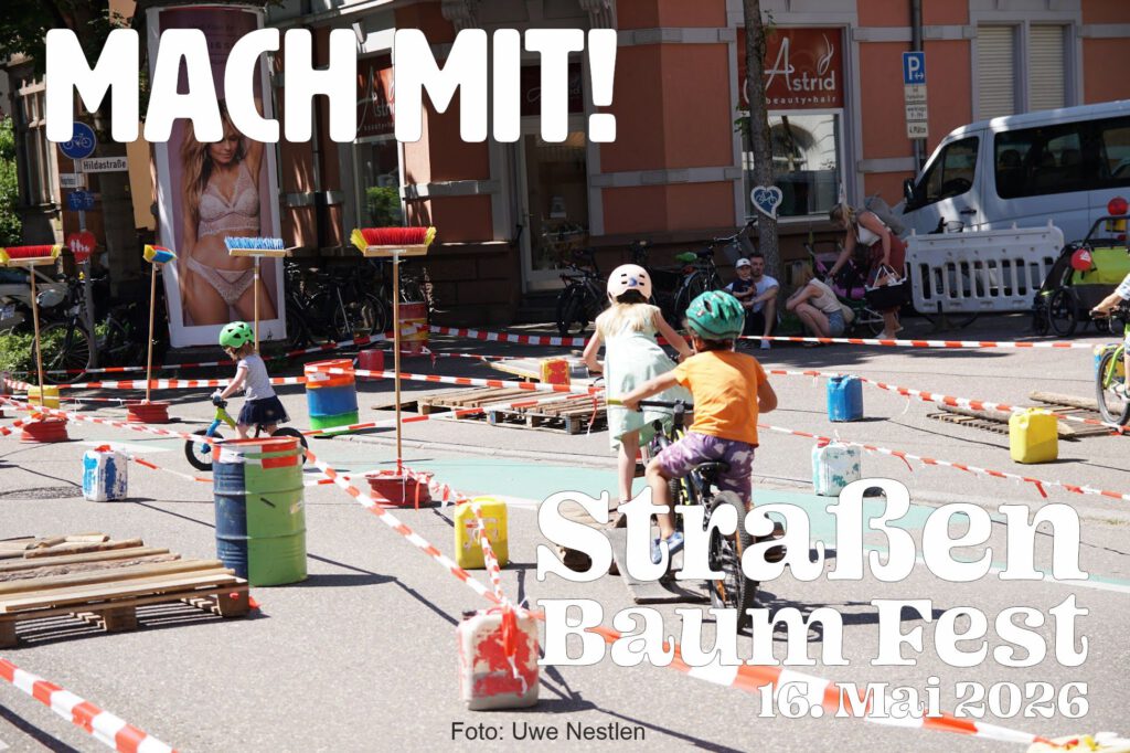 Kinder fahren auf Fahrrädern durch einen bunten Hindernisparcours bei einer festlichen Veranstaltung im Freien. Der große Text lautet: MACH MIT! Straßen Baum Fest 16. Mai 2026. Die Eltern schauen vom Bürgersteig aus zu.