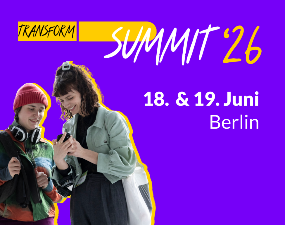 Zwei junge Frauen lächeln, während sie auf ein Smartphone schauen. Der Text lautet: TRANSFORM SUMMIT 26, 18. & 19. Juni, Berlin auf violettem Hintergrund.