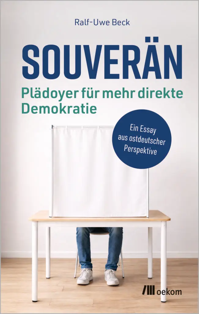 Das Buchcover zeigt eine Person in einer Wahlkabine, die meist hinter einem weißen Sichtschutz verborgen ist. Der Titel lautet: "Souverän: Plädoyer für mehr direkte Demokratie" von Ralf-Uwe Beck. Blauer und grüner Text auf hellem Hintergrund.
