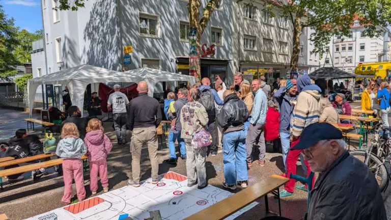 Mehr über den Artikel erfahren Ein Tag, an dem die Straße wieder Stadt war – das Straßen-Baum-Fest 2026