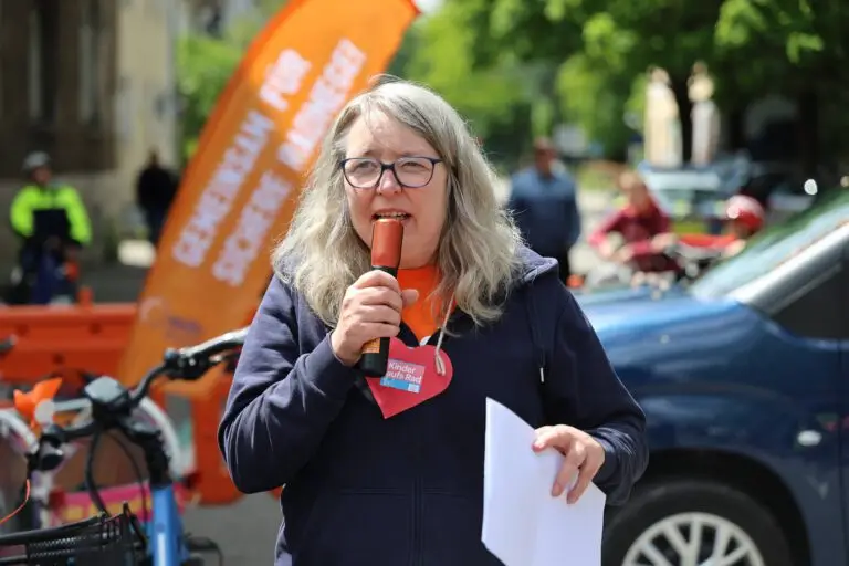 Mehr über den Artikel erfahren Mit dem Maßstab Kind: Kidical Mass startet beim Straßen-Baum-Fest