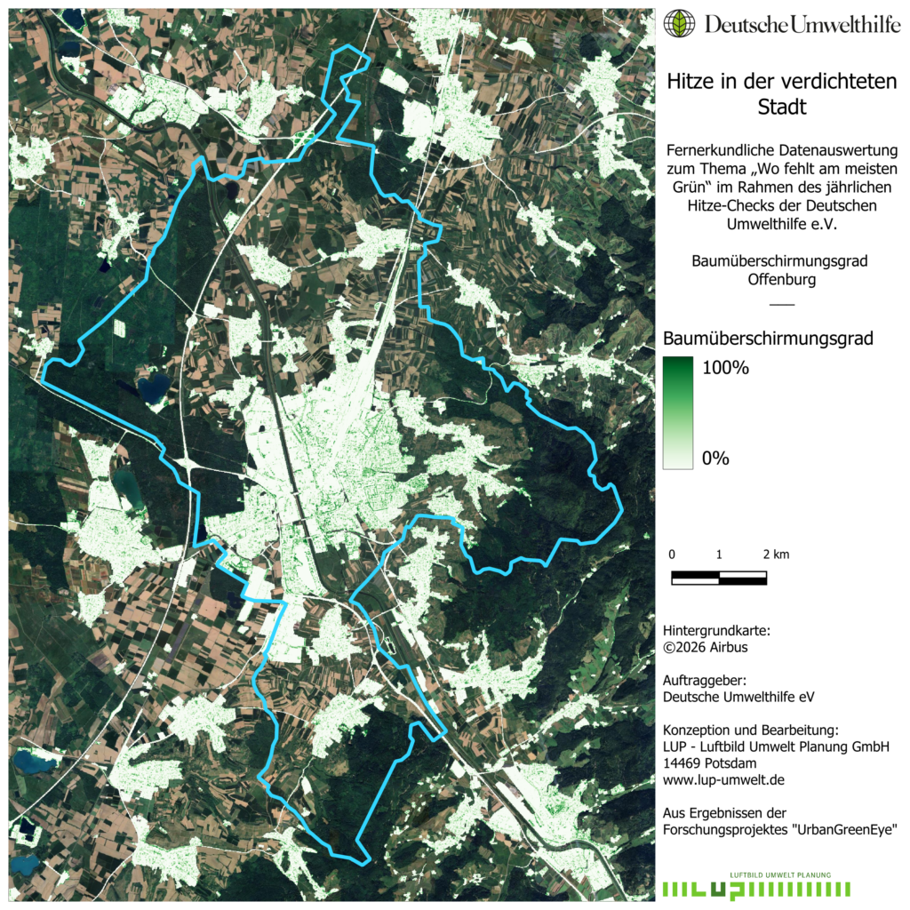Karte von Offenburg, Deutschland, mit Darstellung der städtischen Wärmeentwicklung und der Baumbedeckung. Grüne Bereiche weisen auf eine höhere Baumbedeckung hin, weiße Bereiche auf eine geringere. Der blaue Umriss markiert die Stadtgrenze. Enthält deutschen Text, Logos und eine Skala für die Baumbedeckung von 0 % bis 100 %.