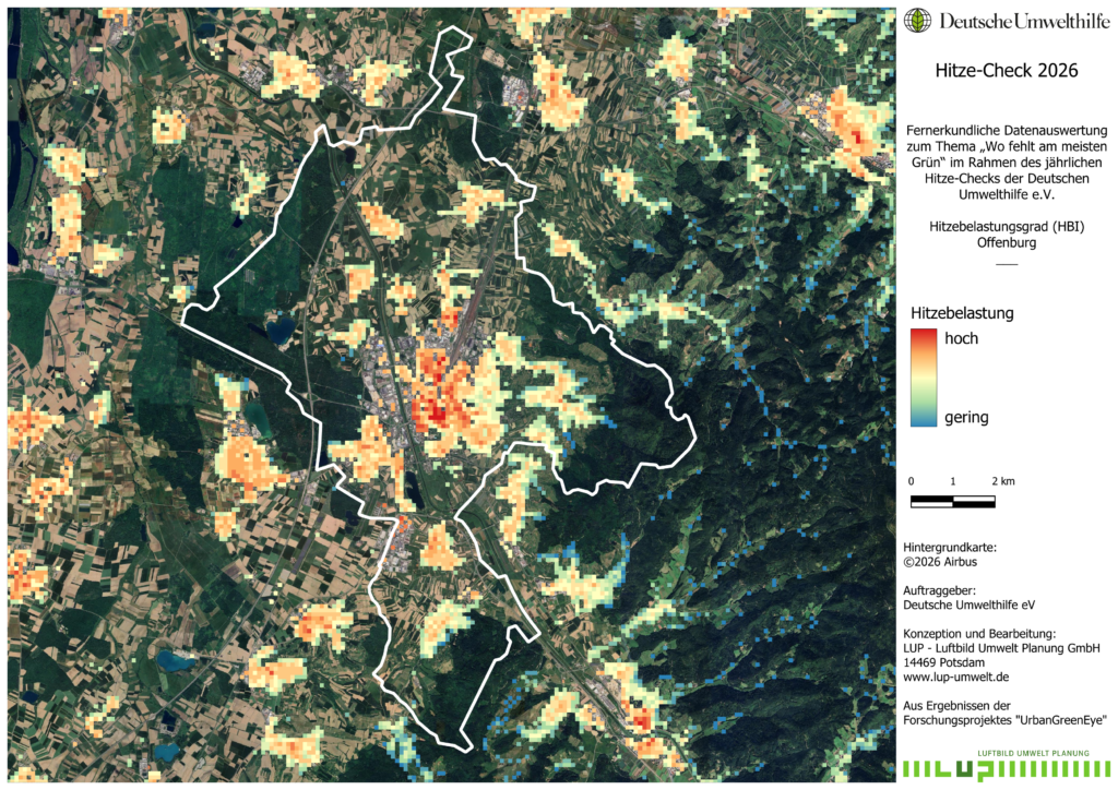 Eine Heatmap von Offenburg, Deutschland, die die unterschiedlichen Hitzebelastungsgrade von niedrig (blau) bis hoch (rot) für das Jahr 2026 zeigt, überlagert auf einem Satellitenbild mit einer weißen Stadtgrenze und Beschriftungen auf Deutsch.