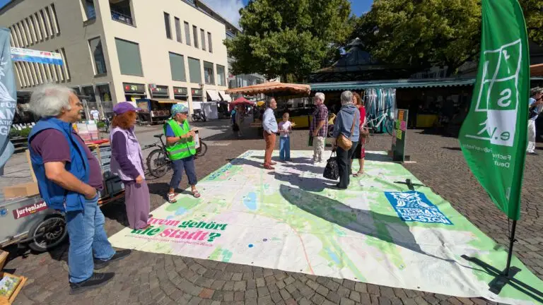Mehr über den Artikel erfahren Wem geht’s zu Fuss in Offenburg? Ein Stadtplan, viele Gespräche und eine kleine Lektion in Versammlungsfreiheit