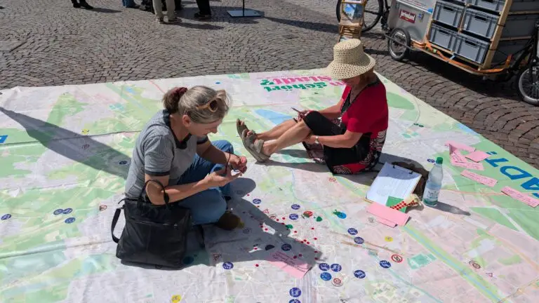 Mehr über den Artikel erfahren Zu Fuß durch Offenburg: Der Stadtplan ist voller roter Punkte