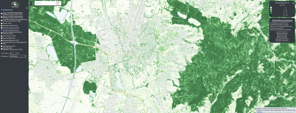 Satellitenkarte von Basel, Schweiz, auf der Wald- und Grünflächen in unterschiedlicher Dichte dargestellt sind. Die intensiv grünen Bereiche kennzeichnen Wälder, während in den helleren Bereichen städtische Infrastruktur und Straßen zu erkennen sind.