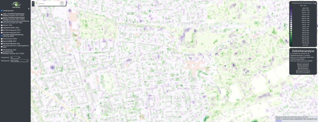 Eine Karte mit farbcodierten Blöcken in Grün und Violett zeigt Daten zur Energieeffizienz von Gebäuden in einer Stadt an. In einer Seitenleiste auf der linken Seite sind die Datenquellen aufgeführt, und eine Legende auf der rechten Seite erläutert die Farbskala zur Energieeffizienz.