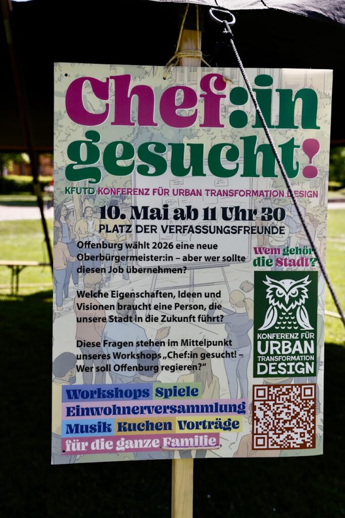 Ein buntes deutsches Plakat mit der Aufschrift Chef:in gesucht! wirbt für eine Konferenz zum Thema Stadtumbau und -gestaltung am 16. Mai in Offenburg. Es werden Workshops, Spiele, eine Bürgerversammlung, Musik, Kuchen und mehr für Familien angeboten.