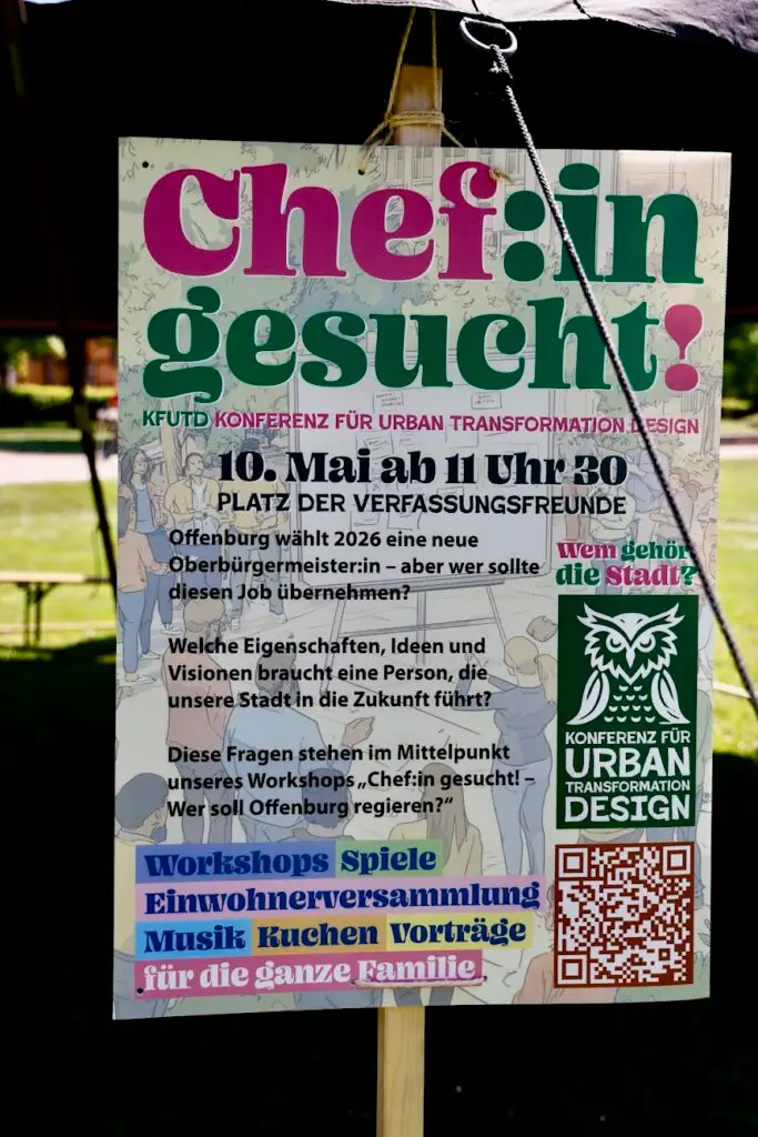 Ein buntes deutsches Plakat mit der Aufschrift Chef:in gesucht! wirbt für eine Konferenz zum Thema Stadtumbau und -gestaltung am 16. Mai in Offenburg. Es werden Workshops, Spiele, eine Bürgerversammlung, Musik, Kuchen und mehr für Familien angeboten.