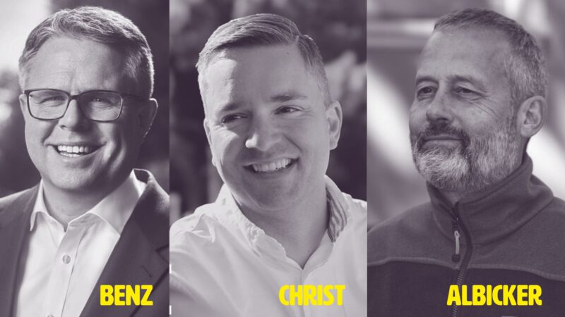 Drei Männer sind in Schwarz-Weiß-Porträts dargestellt, jeder lächelt. Ihre Namen - Benz, Christ und Albicker - stehen in fetter gelber Schrift von links nach rechts unter ihrem jeweiligen Bild.
